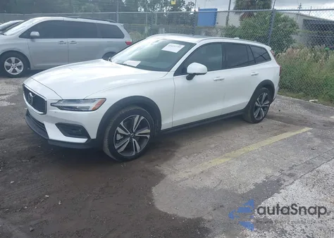 2025 Volvo V60 Cross Country B5 Plus z USA, uszkodzony, nr VIN YV4L12WK4S2149840